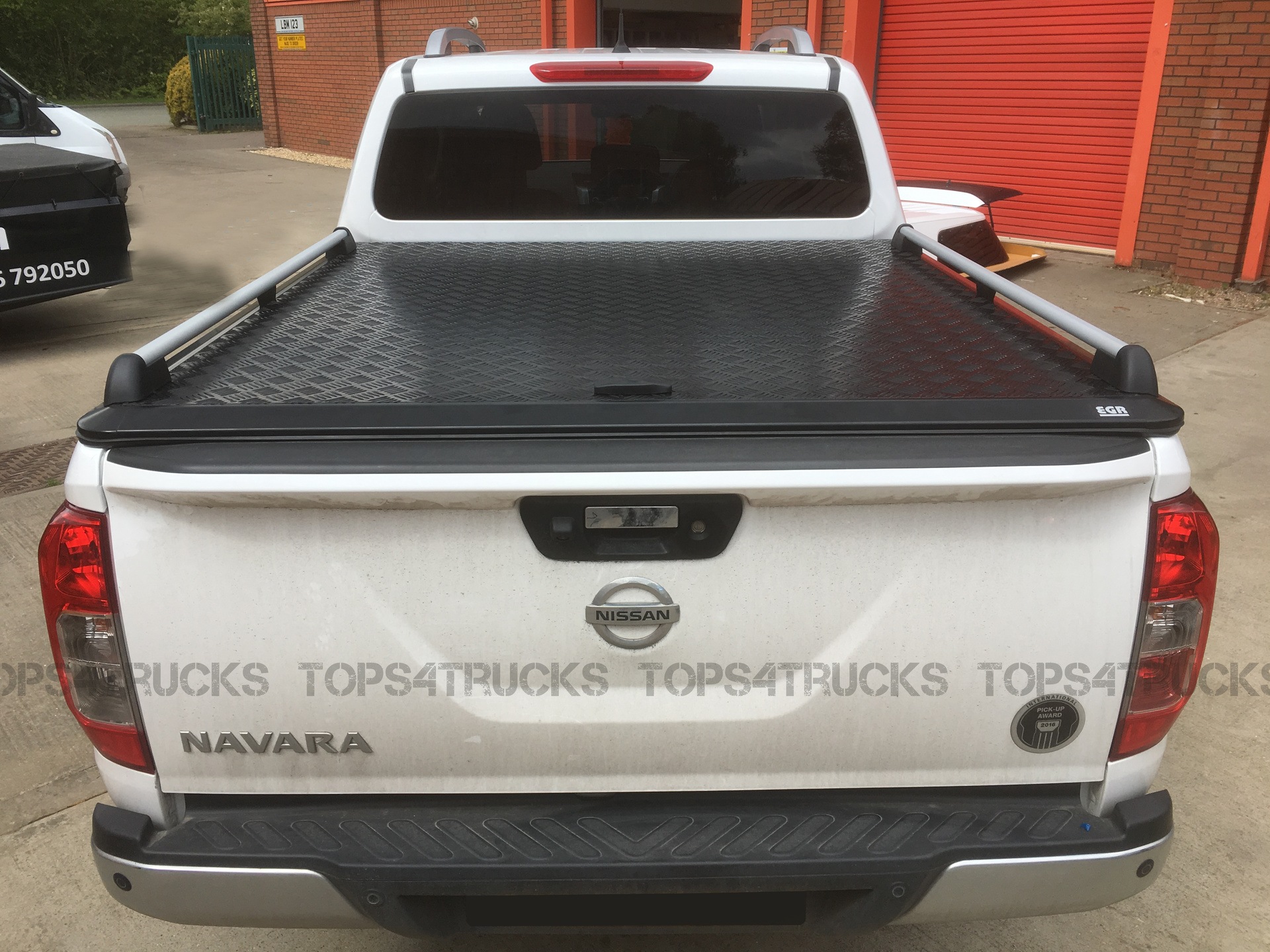 EGR Aluminium Tonneau Cover Black Finish | Nissan Navara NP300 2016-2022 5 EGR Aluminium Tonneau Cover Black Finish | Nissan Navara NP300 2016-2022 - Image 5