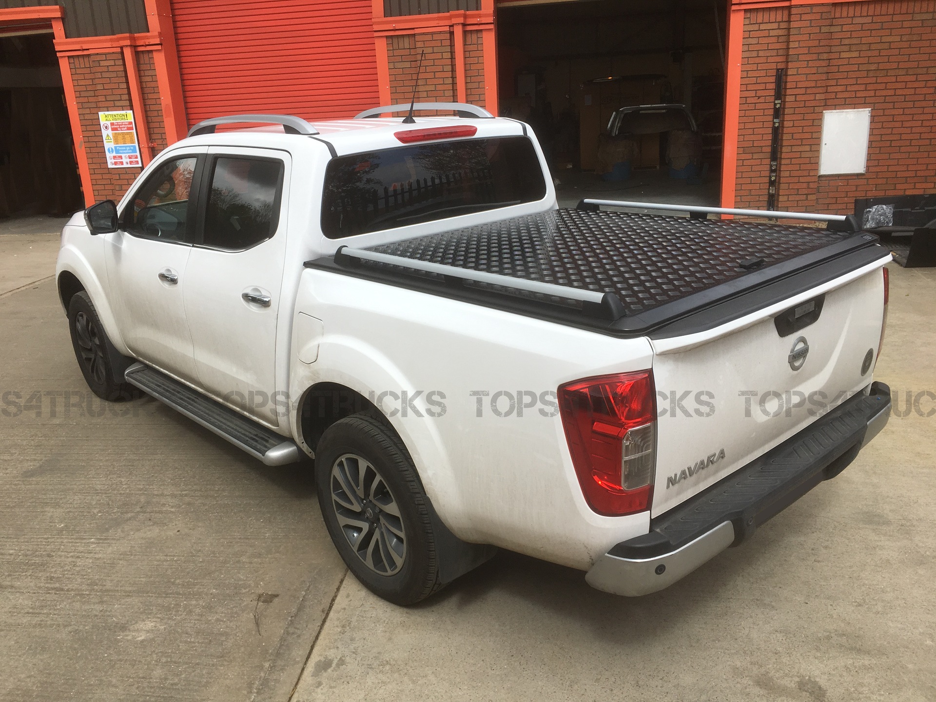 EGR Aluminium Tonneau Cover Black Finish | Nissan Navara NP300 2016-2022 4 EGR Aluminium Tonneau Cover Black Finish | Nissan Navara NP300 2016-2022 - Image 4